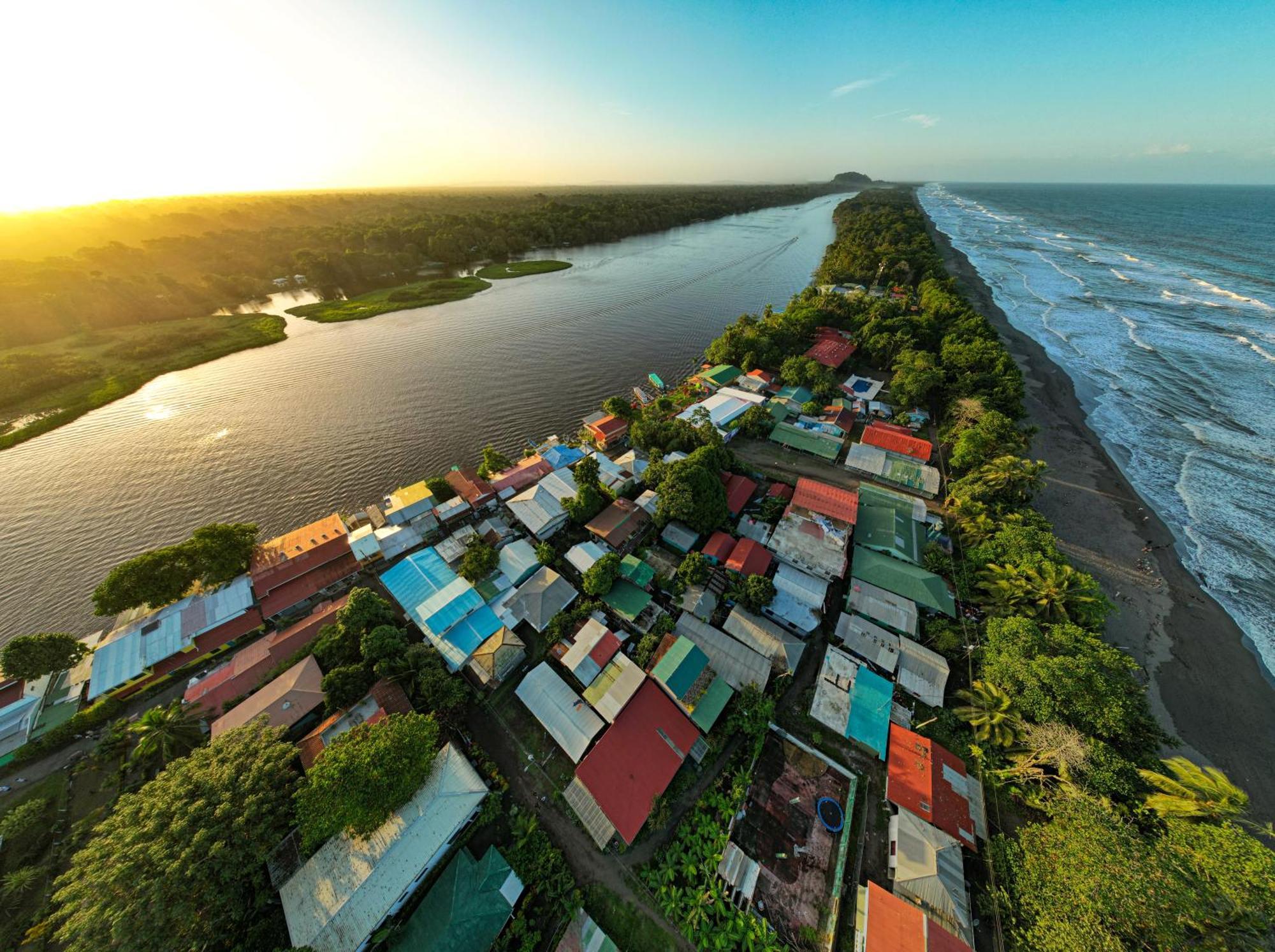 Tortuguero7 Lake View Exterior photo